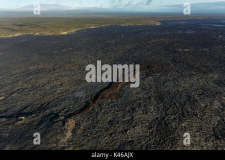 Vue aérienne du terrain et de la topographie autour d'un volcan hawaïen active Banque D'Images