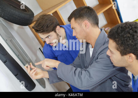 Le travail d'apprentissage au cours d'un stage pratique dans un garage Banque D'Images