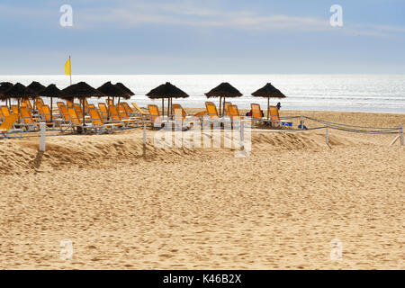 Parasols et chaises longues sur la plage à Agadir. Maroc Banque D'Images