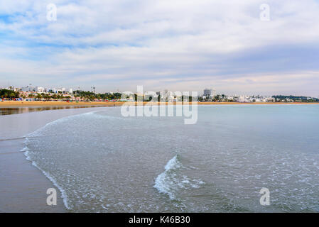 Long, large plage à Agadir, Maroc Banque D'Images