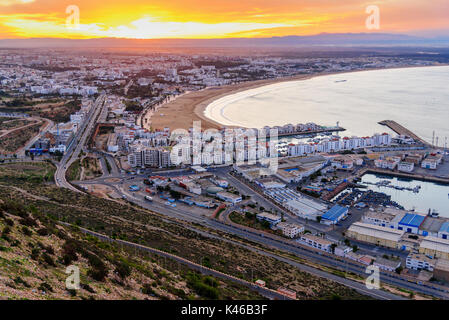 Voir de long, large plage à Agadir au lever du soleil, le Maroc. Banque D'Images