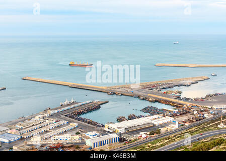 Vue sur la Marina à Agadir ville au lever du soleil, le Maroc Banque D'Images