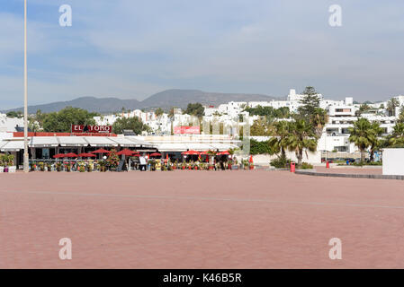 Agadir. Maroc - le 23 décembre 2016 : : plage, promenade dans la ville d'Agadir Banque D'Images