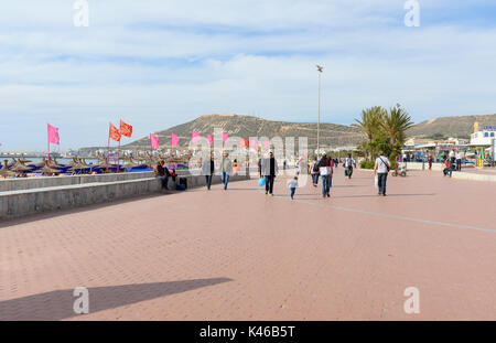 Agadir. Maroc - le 23 décembre 2016 : : plage, promenade dans la ville d'Agadir. La colline porte l'inscription en arabe : "Dieu, Pays, King' Banque D'Images