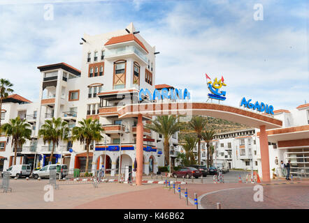 Agadir. Maroc - le 23 décembre 2016 : promenade de la plage et entrée de la marina à Agadir Banque D'Images