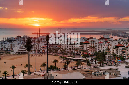 Agadir, Maroc - 24 décembre 2016 : vue sur la Marina à Agadir ville au coucher du soleil, le Maroc Banque D'Images