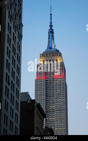 Empire State Building de nuit qui affiche les couleurs du drapeau américain, rouge, blanc et bleu Banque D'Images