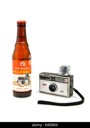 Kodak Instamatic 104 Vintage camera film à partir des années 1970 posée par un nouveau snapshot belge de la bière. Banque D'Images