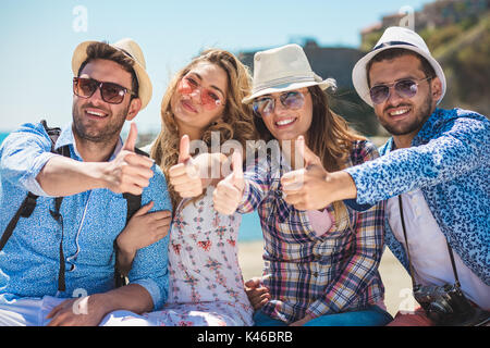 Groupe d'amis en tenant l'extérieur portraits drôles Banque D'Images