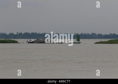 Homes aller sous l'eau dans un village d'Ulipur upazila de Kurigram qu'inondations grip le nord du Bangladesh pert. Kurigram Bangladesh Banque D'Images