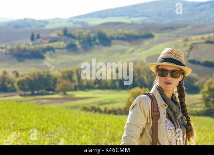 Découvrir une vue magique de la Toscane. active woman in hat avec sac Randonneur admirant vue Toscane Banque D'Images