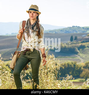 Découvrir une vue magique de la Toscane. active woman hiker avec sac sur la Toscane randonnée pédestre à la recherche dans la distance Banque D'Images