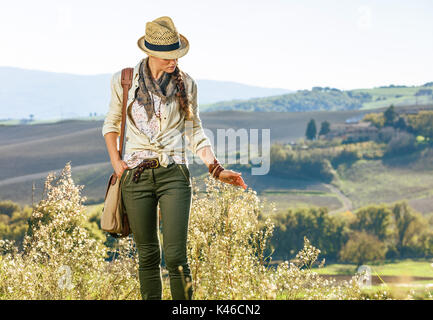 Découvrir une vue magique de la Toscane. femme active avec sac randonneur randonnées en Toscane Banque D'Images