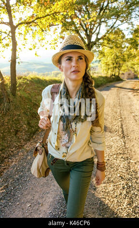 Découvrir une vue magique de la Toscane. active woman hiker avec sac sur la Toscane randonnée pédestre Banque D'Images