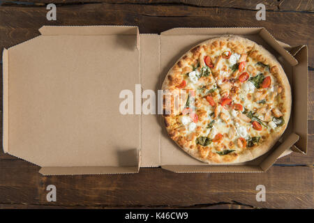 Vue de dessus de pizza fraîche gastronomique ouvert en boîte carton Banque D'Images