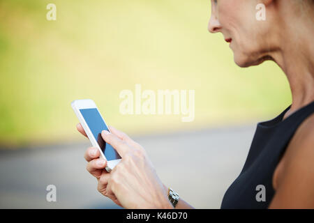 Close up portrait of woman using smartphone méconnaissable. Banque D'Images