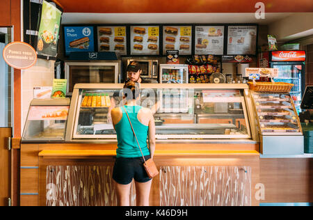 Subway restaurant fast-food en France. Client au comptoir. Métro est censée être une autre chaîne de prêt-à-manger sain Banque D'Images