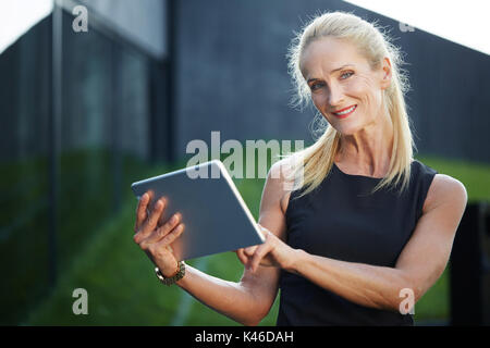 Happy man en ligne sur tablette. Banque D'Images