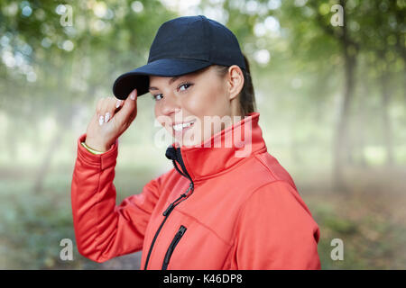 Portrait de professionnels de la sportive de baseball cap et thermoactive sweatshirt. Banque D'Images