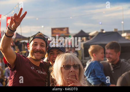 Membre de l'auditoire en donnant la victoire, Jimmy's Festival, Jimmy's Farm, Ipswich, Royaume-Uni, 2017 Banque D'Images