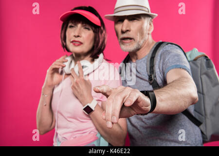 Portrait de l'homme élégant du doigt quelque chose avec femme près de par Banque D'Images