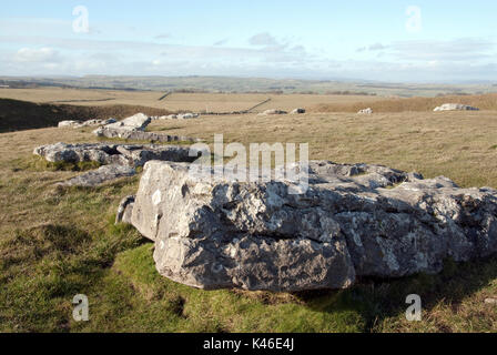 Le Derbyshire, Royaume-Uni 8 Mars : un calcaire ancien battus météo sarcen est tombé sur pierre 8 mars 2015, au cercle de pierre, bas d'Arbor Peak District Banque D'Images