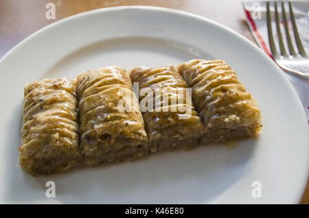 L'arabe turc traditionnel dessert - baklava au miel et noix Banque D'Images