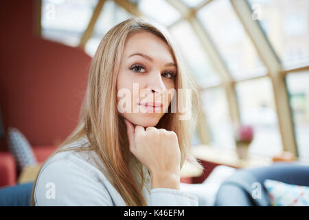 Portrait de jeune femme soutenant sa tête sur la main. Banque D'Images