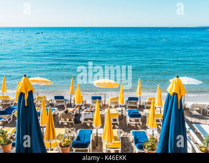 Rangées de empty beach lounges à Juan les Pins, France Banque D'Images