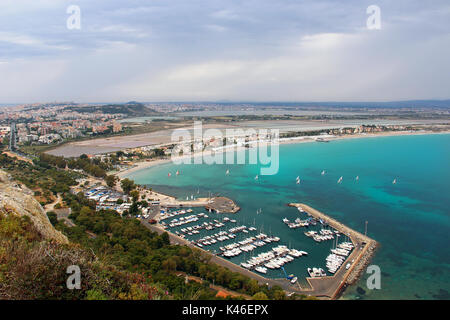 Vue aérienne de la plage de Poetto et le port de Marina Piccola, Cagliari, Sardaigne, Italie Banque D'Images