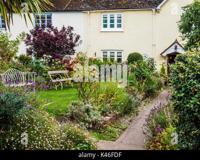 Un jardin de cottage anglais rustique à Dunster près de Minehead, Somerset. Banque D'Images