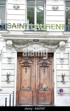 Paris, France : l'avenue Montaigne, célèbre avenue commerçante avec ses marques de luxe et 5 étoiles Banque D'Images