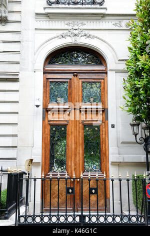 Paris, France : l'avenue Montaigne, célèbre avenue commerçante avec ses marques de luxe et 5 étoiles Banque D'Images