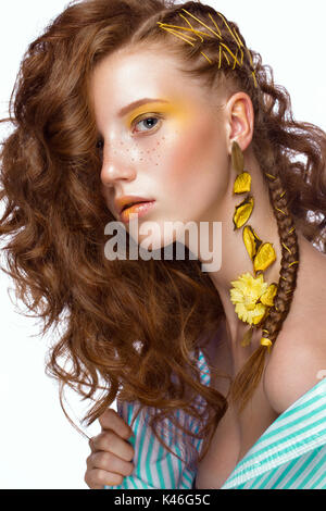 Portrait de la belle fille aux cheveux roux avec des boucles et le maquillage d'art. Beauté Visage. Photo prise dans le studio. Banque D'Images