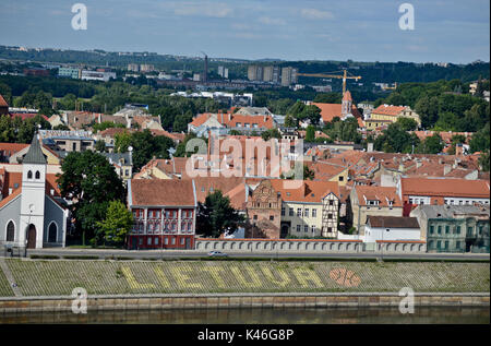 Basket-ball : Kaunas Lietuva 'inscription' (Lituanie) à la banque du fleuve Niémen. Banque D'Images