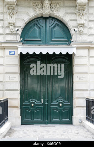 Paris, France : l'avenue Montaigne, célèbre avenue commerçante avec ses marques de luxe et 5 étoiles Banque D'Images