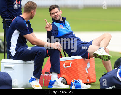 L'Angleterre James Anderson (à droite) et Stuart Général (à gauche) au cours de la session à filets Lords, Londres. Banque D'Images