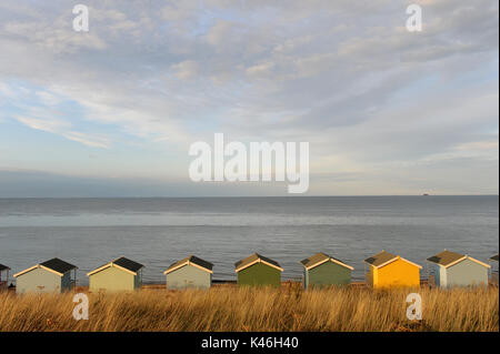 Cabines de plage sur l'île de Sheppey, Kent, UK. Banque D'Images