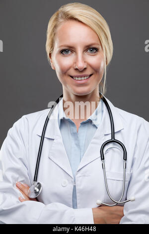 Portrait of a smiling young female doctor Banque D'Images