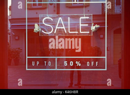 Vente en néon sur vitrine vide Banque D'Images