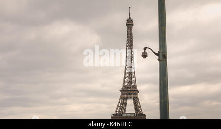 Caméra de sécurité noir sur un pilier dans le mauvais temps en face de la Tour Eiffel Banque D'Images