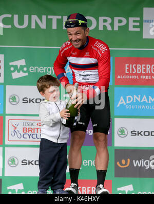 L'équipe de Briggs Graham JLT Condor avec son fils après la troisième phase de l'OVO Energy Tour of Britain de Normanby Hall Country Park à Scunthorpe. Banque D'Images