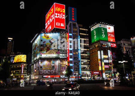 Le quartier de Shinjuku de Tokyo dans la nuit avec ses néons essaie d'établir dans les collectivités locales et les entreprises touristiques. Banque D'Images