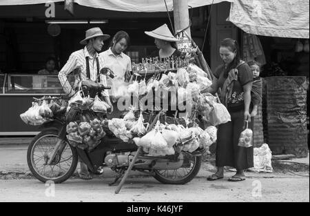 Moto Routière Shoppers à stalle, Hsipaw, Myanmar Banque D'Images