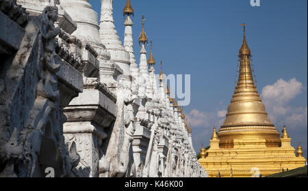 Flèches de la pagode Sandamuni Paya d'or, Mandalay, Myanmar. Au sein de 1774 plaques sont inscrits des enseignements bouddhistes. Banque D'Images