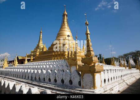 Flèches de la pagode Sandamuni Paya d'or, Mandalay, Myanmar. Au sein de 1774 plaques sont inscrits des enseignements bouddhistes. Banque D'Images