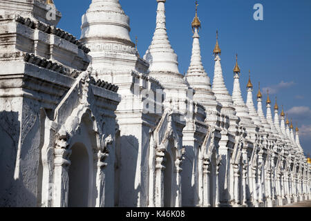 Flèches de la pagode Sandamuni Paya d'or, Mandalay, Myanmar. Au sein de 1774 plaques sont inscrits des enseignements bouddhistes. Banque D'Images