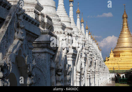 Flèches de la pagode Sandamuni Paya d'or, Mandalay, Myanmar. Au sein de 1774 plaques sont inscrits des enseignements bouddhistes. Banque D'Images