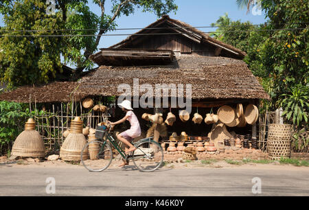 Manèges fille boutique panier village passé en milieu rural Kadan Kyun, Myanmar Banque D'Images