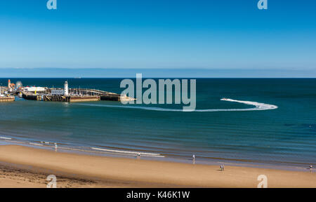 La South Bay à Scarborough on a bright, sunny la fin de journée d'été Banque D'Images